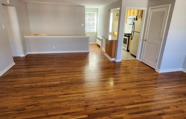 2 beds, 1 bath, 897 sqft, $2,335, Unit B-08