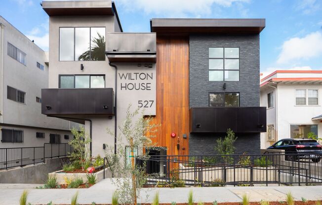 527 S Wilton Pl