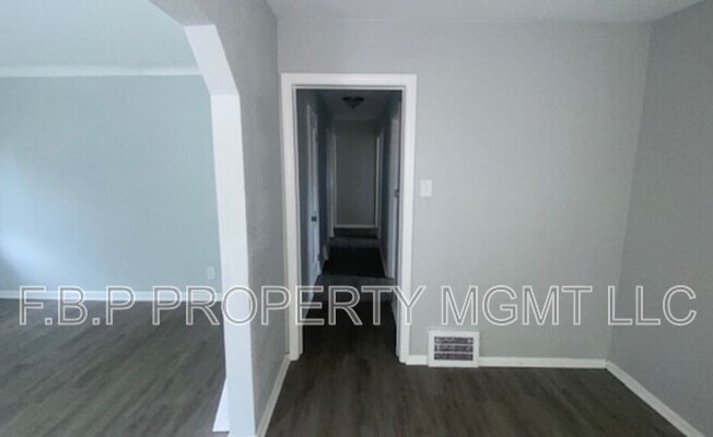 3 beds, 1 bath, 873 sqft, $1,300