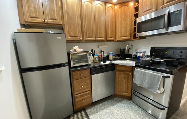 2 beds, 1 bath, $3,400, Unit 3F