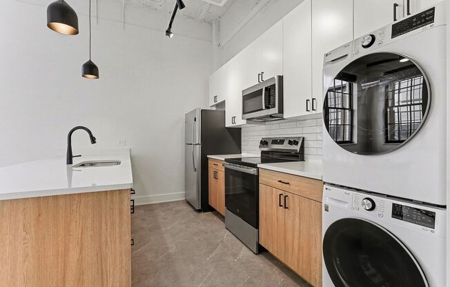 Studio, 1 bath, 586 sqft, $1,390, Unit Apartment #101