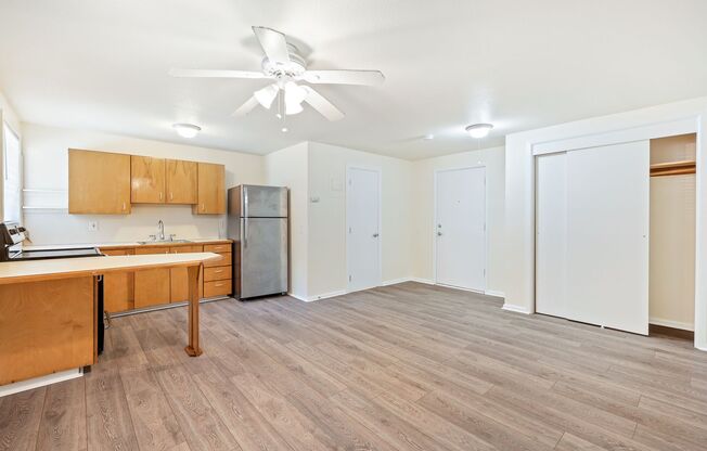 Studio, 1 bath, 400 sqft, $1,150, Unit 04