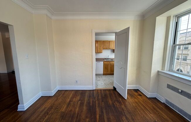 2 beds, 2 baths, 1,303 sqft, $2,200, Unit New King Edward  301