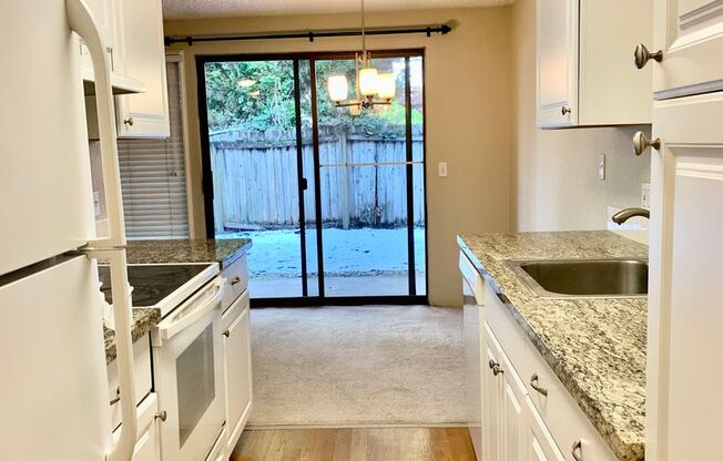 1 BD 1 BA Kirkland Ground Floor Condo!