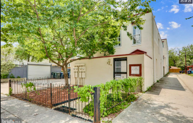 205 18 ST SE