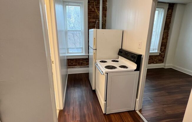 Studio, 1 bath, $900, Unit APT4 R