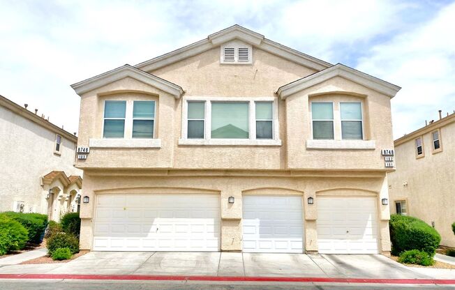 BEAUTIFUL 3 BEDROOM, 2.5 BATH TOWNHOME WITH 2 CAR GARAGE IN GATED COMMUNITY IN MOUNTAINS EDGE!!!