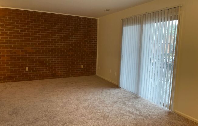 2 beds, 1 bath, 925 sqft, $1,095, Unit 42