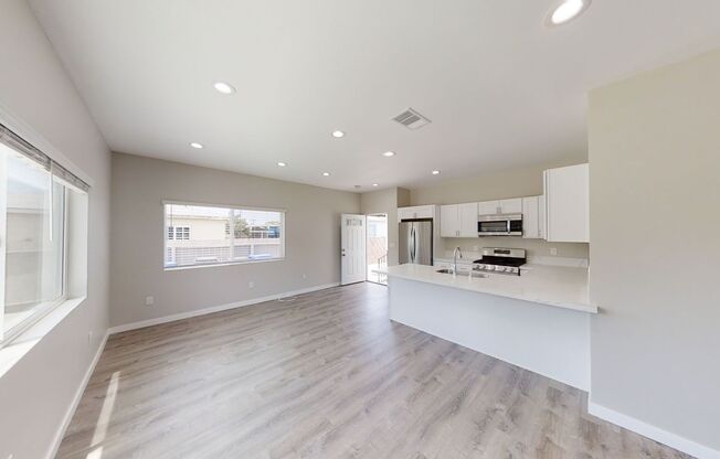 4BD/2BA on Art! Lots of Parking!