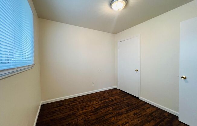 2 beds, 1 bath, $1,200, Unit 4722-37-03