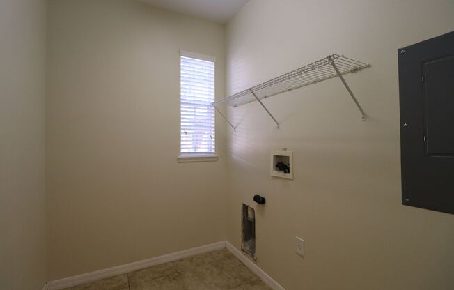 3/2.5/2 Town Home in gated community with public pool!
