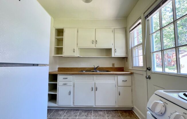 2 beds, 1 bath, 888 sqft, $850, Unit 926Hill