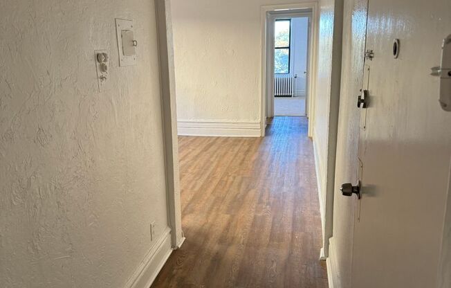 1 bed, 1 bath, 1,000 sqft, $1,352, Unit 405