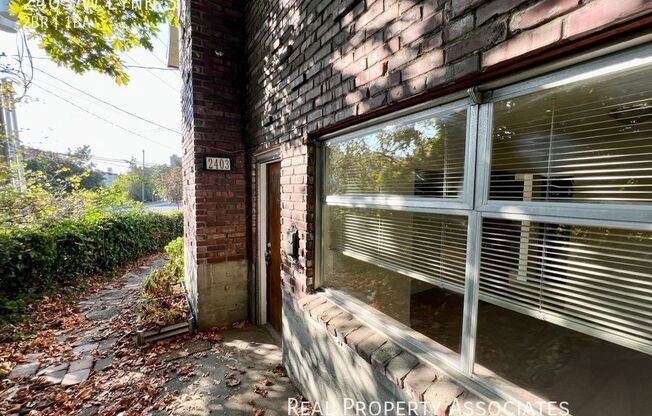 2403 W LYNN ST
