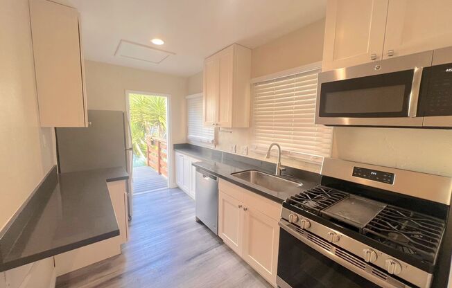 1 bed, 1 bath, $2,950, Unit 2053 Pierpont Blvd unit B