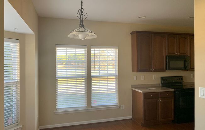Beautiful, Move in ready,  3 Bedroom 2.5 Bath Townhome in Holly Park!