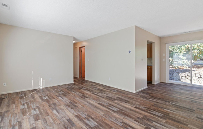 2 bed 1 bath Duplex unit in Milwaukie Hector Campbell Neighborhood