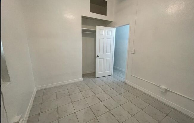 2 beds, 1 bath, $1,600