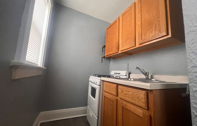 Studio, 1 bath, 250 sqft, $645, Unit 24