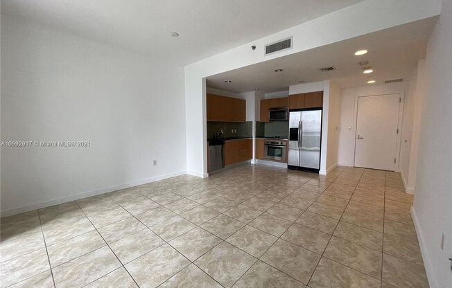 Luxury spacious 1-bedroom apartment with balcony & relaxing pool view in Brickell!