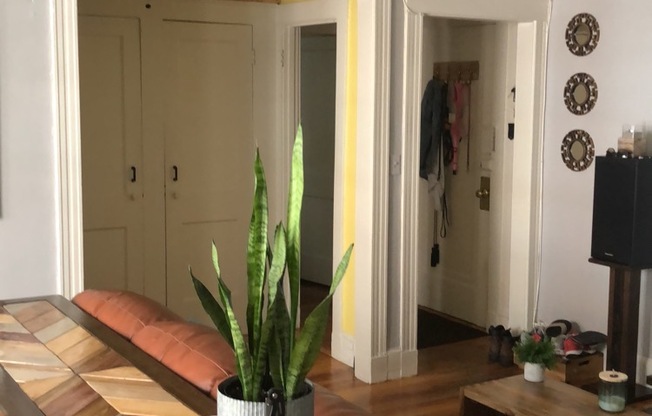 1 bed, 1 bath, $2,400, Unit 10