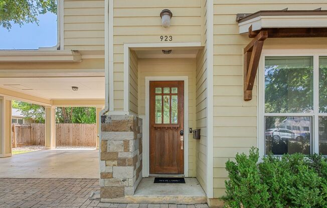 UT PRE-LEASE: Central Austin 6-Bedroom Home with High-End Finishes & Large Fenced Turf Yard