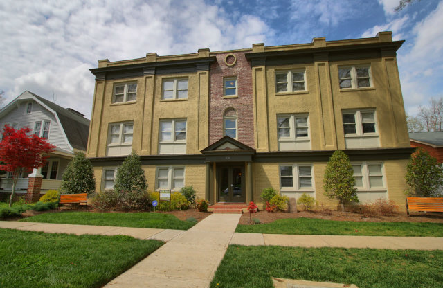 916 W TRINITY