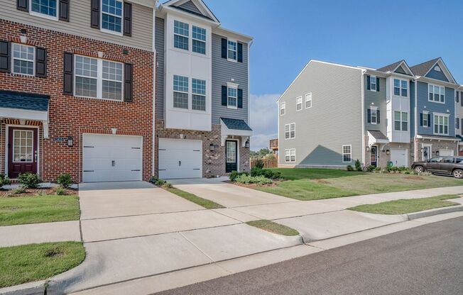 Gorgeous 3 Bed 3.5 Bath Luxury Townhome in Lakeside available in September!