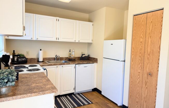 3 beds, 1 bath, 906 sqft, $1,849, Unit 15