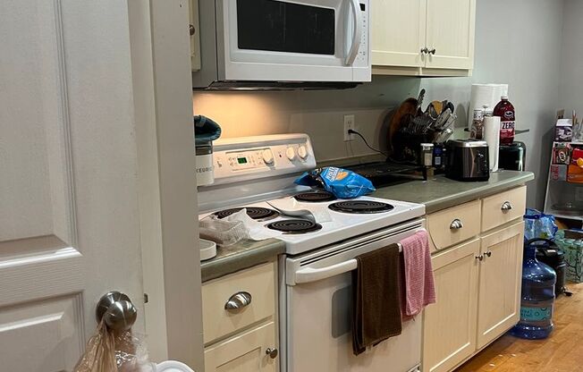3 beds, 3 baths, $2,400, Unit C306
