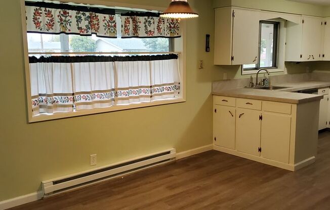 3bd/1.5ba Completely Remodeled House with HUGE FULLY FENCED BACK YARD!