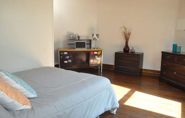 3 beds, 1 bath, $2,550, Unit 210-1