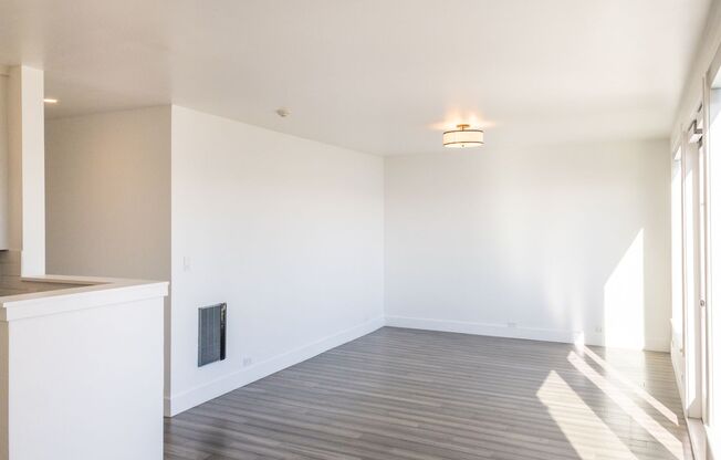 TWO WEEKS FREE! Amazing View! Renovated! 1 BR/1 BA Unit! Parking! Laundry! PROGRESSIVE