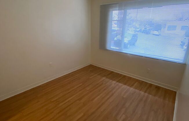 Cozy 1 bedroom with updated flooring