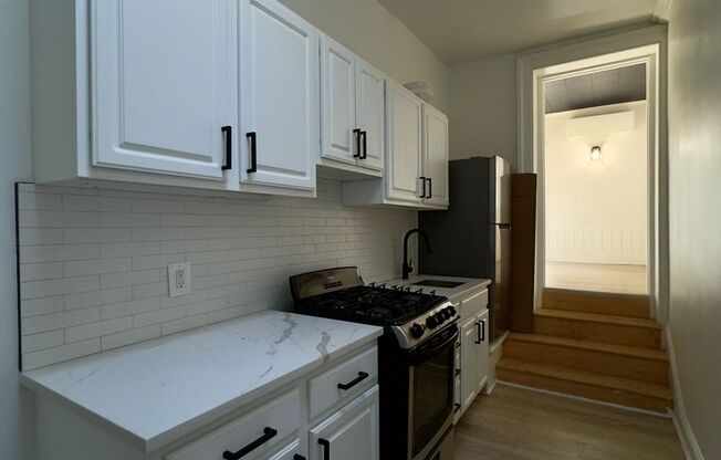 1 bed, 1 bath, $1,150, Unit Apt 8