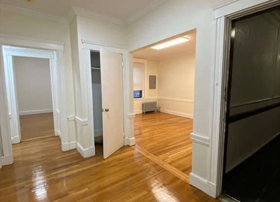 3 beds, 1 bath, 960 sqft, $3,100, Unit 8