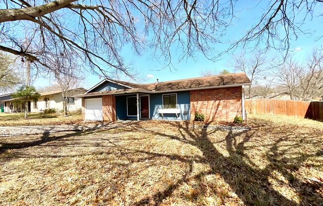 **APPLICATION RECEIVED** *MOVE IN SPECIAL* Beautiful 4-Bedroom Home Near Shopping & Dining in Live Oak