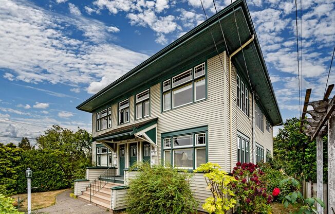 Charming 1BR/1BA Main Floor View Unit in Desired Neighborhood (Sunset Hill)