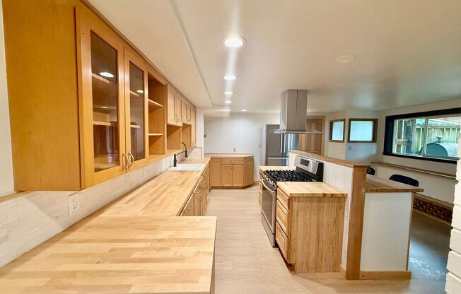 Brand New 1 bed, 1 bath with Den In Lynnwood $2495/mo.