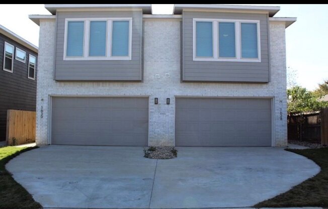 1630 E DAVIS AVE