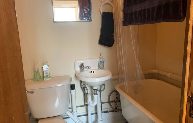 4 beds, 2 baths, $2,395, Unit 9