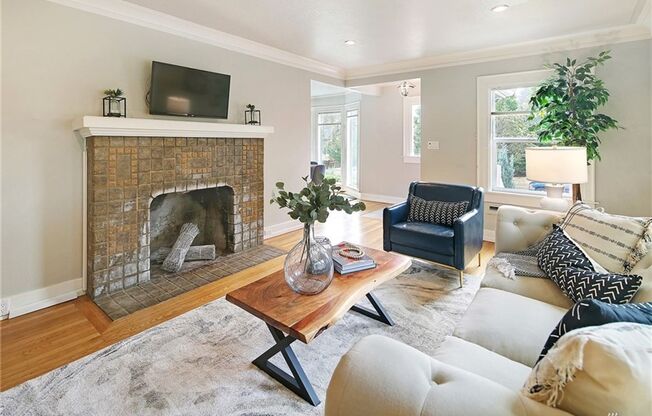Renovated Old World Charm within 1-block to Green Lake