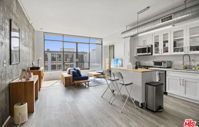 1 bed, 1 bath, 930 sqft, $3,000, Unit 813