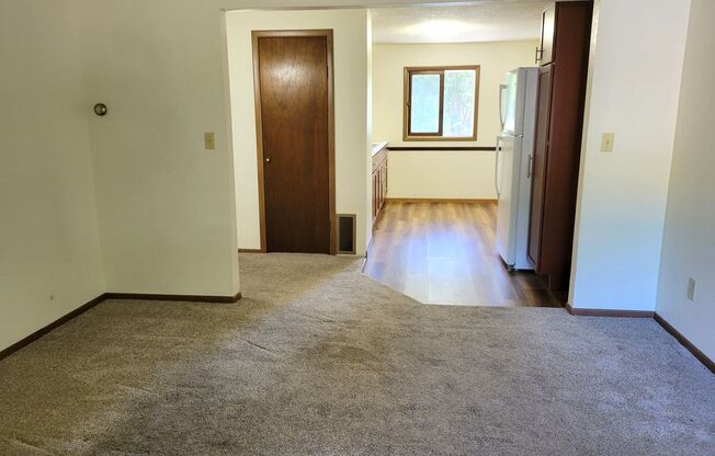 2 beds, 1 bath, $975, Unit Apt #4