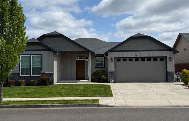 Contemporary 3 Bed 2 Bath in Battle Ground Neighborhood!