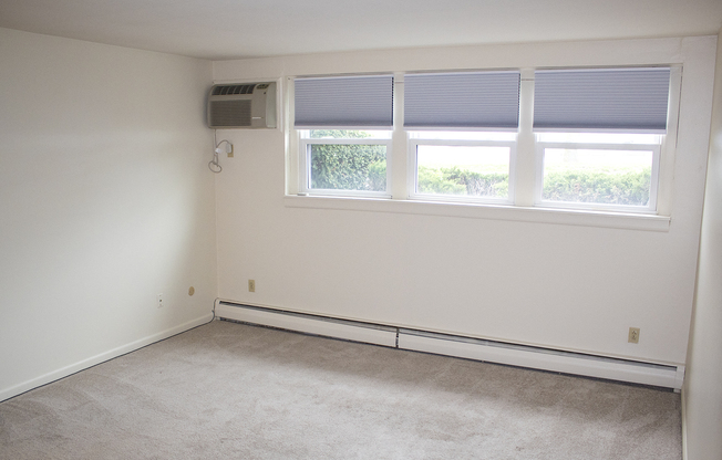 Berkley Manor Apartments - Living Room â Air Conditioning Unit â Natural Lighting - Ask for a Tour - Pet Friendly