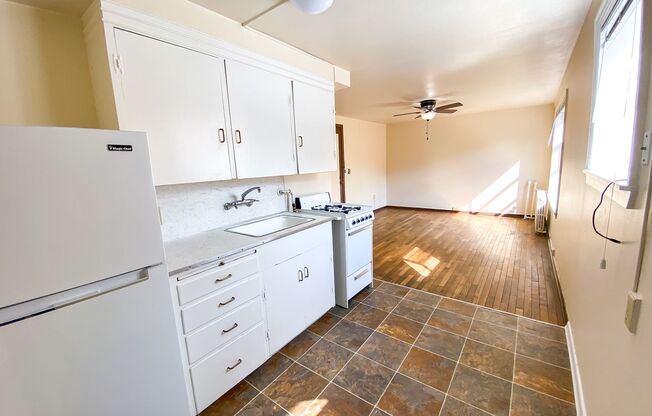 Studio, 1 bath, 350 sqft, $1,395, Unit 211 (#23)