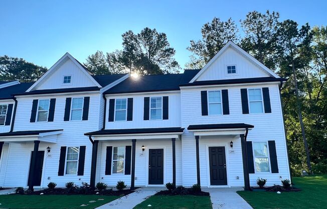 *MOVE IN SPECIAL* $500 OFF FIRST FULL MONTH* 2 Bedroom Townhome in Smithfield!