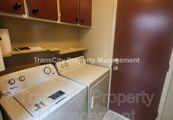 128 E ELLIS DR