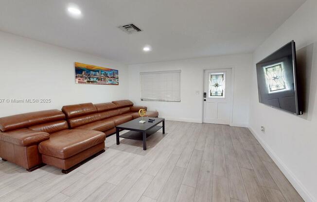 7650 NW 33 ST